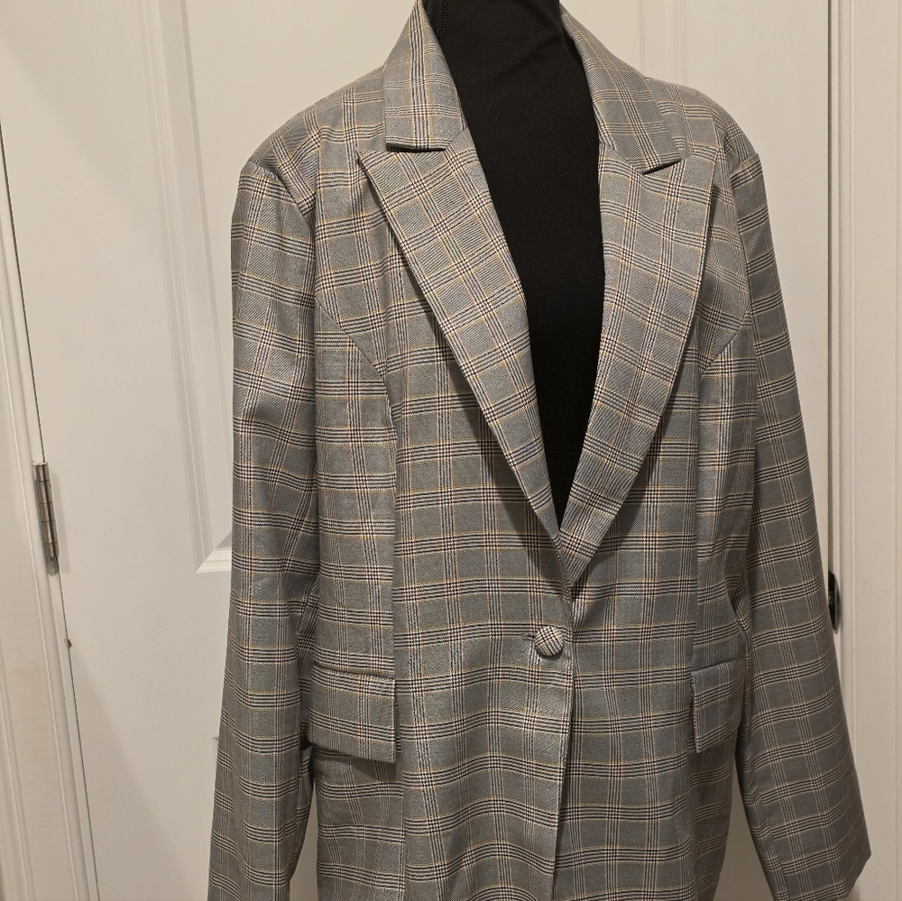An Oversized Sharp Looking Plaid Blazer Size 2X